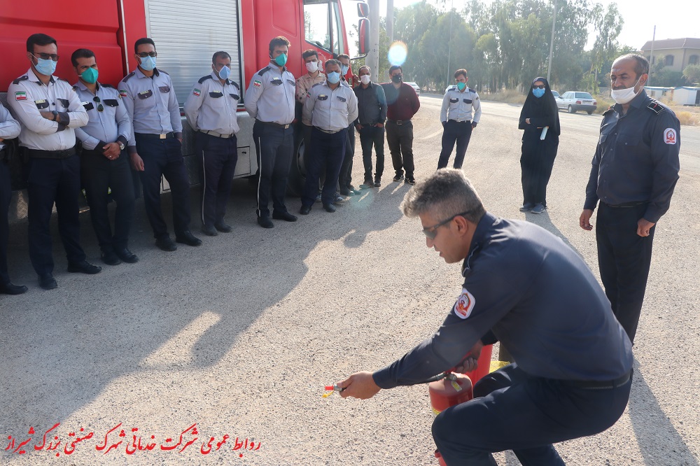 اطفا حریق در شهرک صنعتی بزرگ شیراز