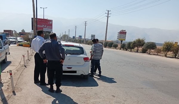 کشف ده‌ها کیف زنانه از خودروی مظنون؛ همکاری انتظامات شرکت خدماتی با پلیس امنیت، منجر به دستگیری سارق سابقه‌دار شد